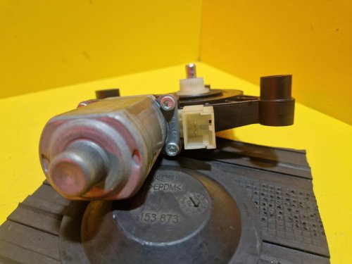 PRAVÝ PŘEDNÍ MOTOREK STAHOVAČKY OKNA 0130822716 - ŠKODA OCTAVIA III, SUPERB III, KODIAQ / VW TOURAN II, TIGUAN II, GOLF VII / SEAT LEON III, ATECA / AUDI A3 III, TT III, Q2 - 16034