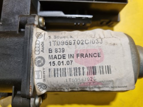 PRAVÝ PŘEDNÍ MOTOREK STAHOVAČKY OKNA 1K0959792H S JEDNOTKOU 1T0959702C - ŠKODA OCTAVIA II / VW TOURAN I, PASSAT B6, GOLF V.../ SEAT ALTEA, TOLEDO... - 17684