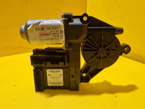 PRAVÝ PŘEDNÍ MOTOREK STAHOVAČKY OKNA 1K0959792H S JEDNOTKOU 1T0959702C - ŠKODA OCTAVIA II / VW TOURAN I, PASSAT B6, GOLF V.../ SEAT ALTEA, TOLEDO... - 17684