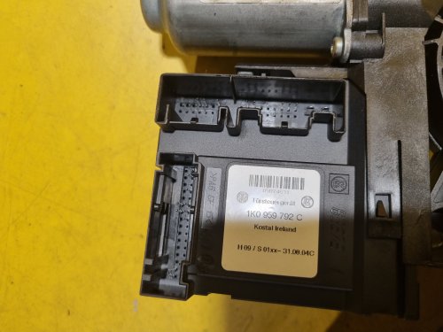 PRAVÝ PŘEDNÍ MOTOREK STAHOVAČKY OKNA 1T0959702 S JEDNOTKOU 1K0959792C - ŠKODA OCTAVIA II / VW TOURAN I, PASSAT B6, GOLF V.../ SEAT ALTEA, TOLEDO... - 17608