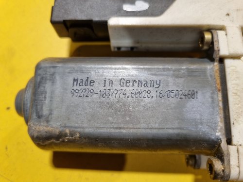 PRAVÝ PŘEDNÍ MOTOREK STAHOVAČKY OKNA 1T0959702 S JEDNOTKOU 1K0959792C - ŠKODA OCTAVIA II / VW TOURAN I, PASSAT B6, GOLF V.../ SEAT ALTEA, TOLEDO... - 17649