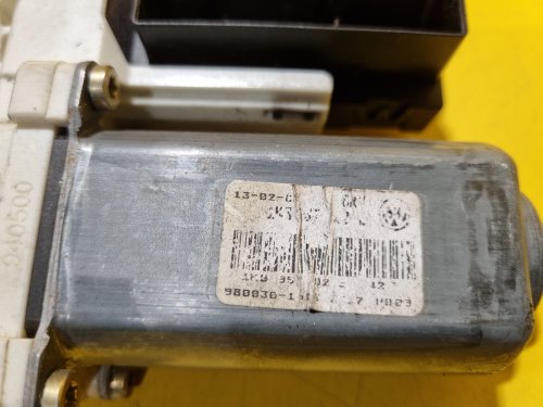 PRAVÝ PŘEDNÍ MOTOREK STAHOVAČKY OKNA 1T0959702 S JEDNOTKOU 1K0959792C - ŠKODA OCTAVIA II / VW TOURAN I, PASSAT B6, GOLF V.../ SEAT ALTEA, TOLEDO... - 17649