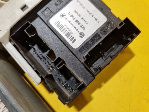 PRAVÝ PŘEDNÍ MOTOREK STAHOVAČKY OKNA 1T0959702 S JEDNOTKOU 1K0959792C - ŠKODA OCTAVIA II / VW TOURAN I, PASSAT B6, GOLF V.../ SEAT ALTEA, TOLEDO... - 17649