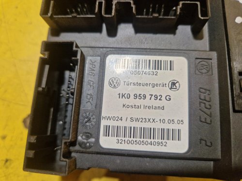 PRAVÝ PŘEDNÍ MOTOREK STAHOVAČKY OKNA 1T0959702B S JEDNOTKOU 1K0959792G - ŠKODA OCTAVIA II / VW TOURAN I, PASSAT B6, GOLF V.../ SEAT ALTEA, TOLEDO... - 18679
