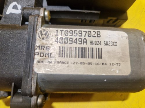 PRAVÝ PŘEDNÍ MOTOREK STAHOVAČKY OKNA 1T0959702B S JEDNOTKOU 1K0959792G - ŠKODA OCTAVIA II / VW TOURAN I, PASSAT B6, GOLF V.../ SEAT ALTEA, TOLEDO... - 18679