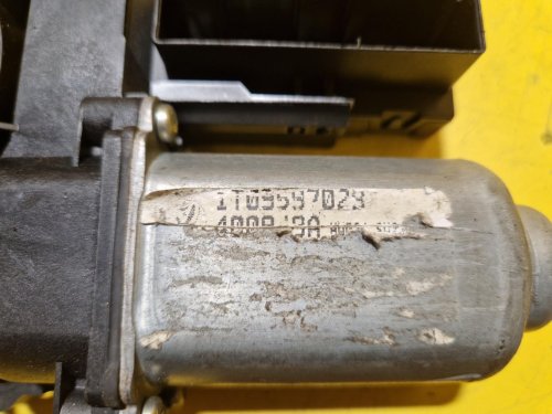 PRAVÝ PŘEDNÍ MOTOREK STAHOVAČKY OKNA 1T0959702B S JEDNOTKOU 1K0959792G - ŠKODA OCTAVIA II / VW TOURAN I, PASSAT B6, GOLF V.../ SEAT ALTEA, TOLEDO... - 20435