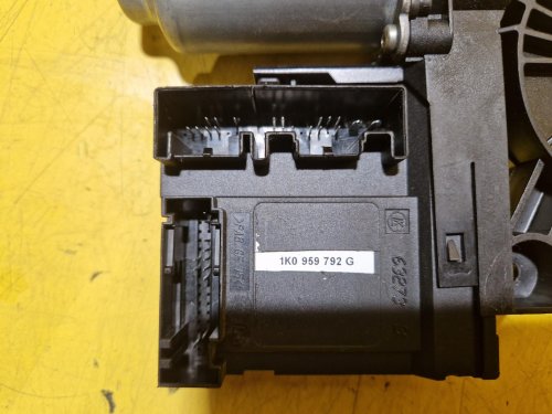 PRAVÝ PŘEDNÍ MOTOREK STAHOVAČKY OKNA 1T0959702B S JEDNOTKOU 1K0959792G - ŠKODA OCTAVIA II / VW TOURAN I, PASSAT B6, GOLF V.../ SEAT ALTEA, TOLEDO... - 20435