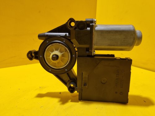 PRAVÝ PŘEDNÍ MOTOREK STAHOVAČKY OKNA 1T0959702D S JEDNOTKOU 1K0959792J - ŠKODA OCTAVIA II / VW TOURAN I, PASSAT B6, GOLF V.../ SEAT ALTEA, TOLEDO... - 17538