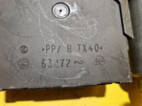 PRAVÝ PŘEDNÍ MOTOREK STAHOVAČKY OKNA 1T0959702R S JEDNOTKOU 5K0959792 - ŠKODA OCTAVIA II / VW TOURAN I, GOLF V.../ SEAT LEON II - FACELIFT - 20343