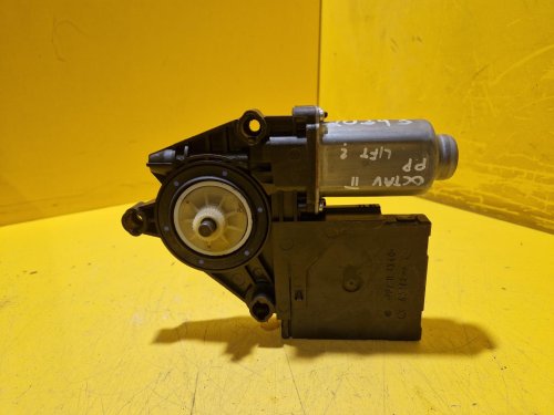 PRAVÝ PŘEDNÍ MOTOREK STAHOVAČKY OKNA 1T0959702R S JEDNOTKOU 5K0959792 - ŠKODA OCTAVIA II / VW TOURAN I, GOLF V.../ SEAT LEON II - FACELIFT - 20343