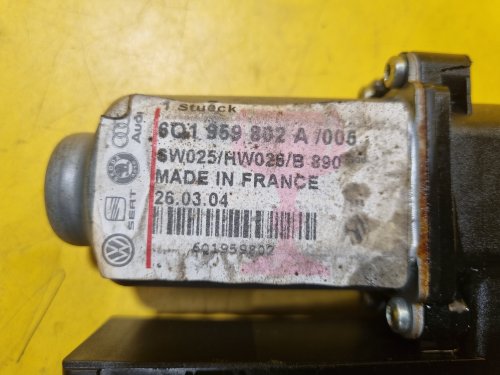 PRAVÝ PŘEDNÍ MOTOREK STAHOVAČKY OKNA 6Q1959802A ŠKODA FABIA I, FABIA II, ROOMSTER / VW POLO IV / SEAT IBIZA III, CORDOBA II - 17751