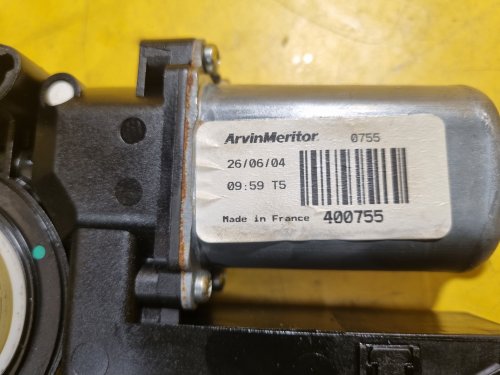 PRAVÝ PŘEDNÍ MOTOREK STAHOVAČKY OKNA 6Q1959802A ŠKODA FABIA I, FABIA II, ROOMSTER / VW POLO IV / SEAT IBIZA III, CORDOBA II - 17753