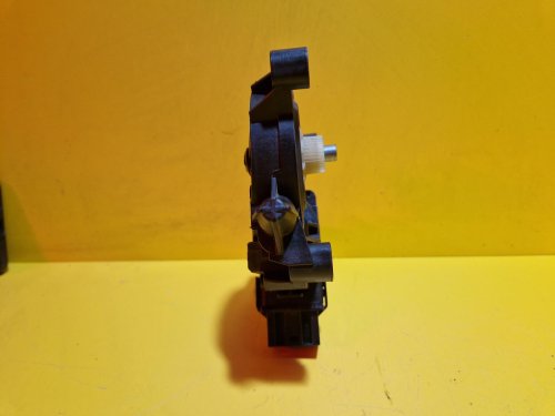 PRAVÝ PŘEDNÍ MOTOREK STAHOVAČKY OKNA 6R0959802P ŠKODA FABIA II, ROOMSTER / VW POLO IV / SEAT IBIZA IV - 15934