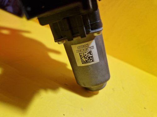 PRAVÝ PŘEDNÍ MOTOREK STAHOVAČKY OKNA 6R0959802P ŠKODA FABIA II, ROOMSTER / VW POLO IV / SEAT IBIZA IV - 15934