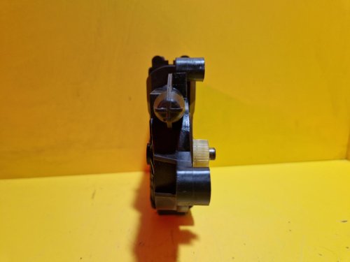 PRAVÝ PŘEDNÍ MOTOREK STAHOVAČKY OKNA 6Y1959802 ŠKODA FABIA I, FABIA II, ROOMSTER / VW POLO IV / SEAT IBIZA III, CORDOBA II - 15939