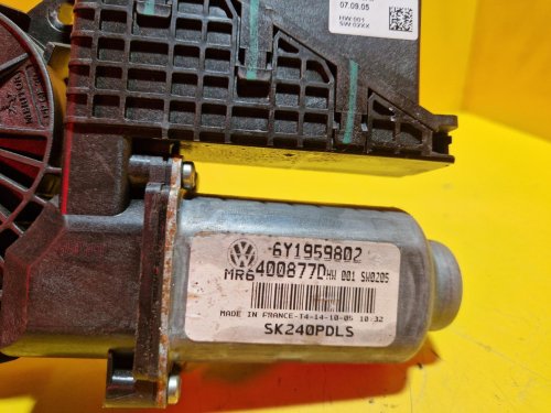 PRAVÝ PŘEDNÍ MOTOREK STAHOVAČKY OKNA 6Y1959802 ŠKODA FABIA I, FABIA II, ROOMSTER / VW POLO IV / SEAT IBIZA III, CORDOBA II - 15939