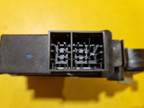 PRAVÝ PŘEDNÍ MOTOREK STAHOVAČKY OKNA 6Y1959802 ŠKODA FABIA I, FABIA II, ROOMSTER / VW POLO IV / SEAT IBIZA III, CORDOBA II  - 17655