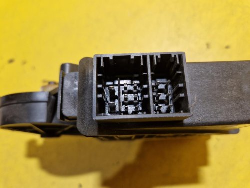 PRAVÝ PŘEDNÍ MOTOREK STAHOVAČKY OKNA 6Y1959802 ŠKODA FABIA I, FABIA II, ROOMSTER / VW POLO IV / SEAT IBIZA III, CORDOBA II - 19704