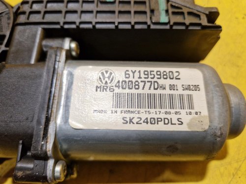 PRAVÝ PŘEDNÍ MOTOREK STAHOVAČKY OKNA 6Y1959802 ŠKODA FABIA I, FABIA II, ROOMSTER / VW POLO IV / SEAT IBIZA III, CORDOBA II - 19704