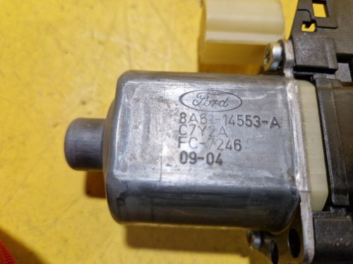 PRAVÝ PŘEDNÍ MOTOREK STAHOVAČKY OKNA - 0130822407 - FORD FIESTA VI MK6 - 19768