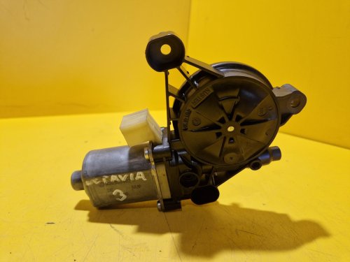 PRAVÝ PŘEDNÍ MOTOREK STAHOVAČKY OKNA 5Q0959802B - ŠKODA OCTAVIA III, SUPERB III, KODIAQ / VW TOURAN II, TIGUAN II, GOLF VII / SEAT LEON III, ATECA / AUDI A3 III, TT III, Q2 - 19455