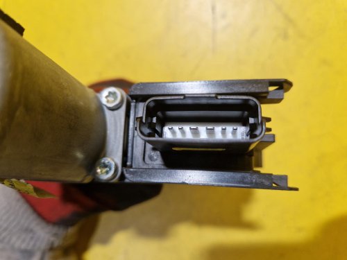 PRAVÝ PŘEDNÍ MOTOREK STAHOVAČKY OKNA S JEDNOTKOU 82460-3Z010 HYUNDAI I40 - 18347