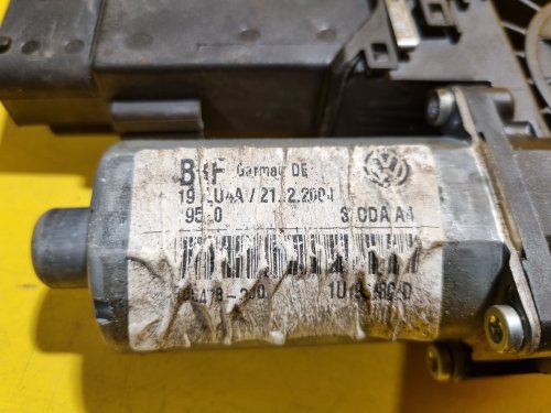 PRAVÝ PŘEDNÍ MOTOREK STAHOVAČKY OKNA 0130821730 ŠKODA OCTAVIA I - 17648