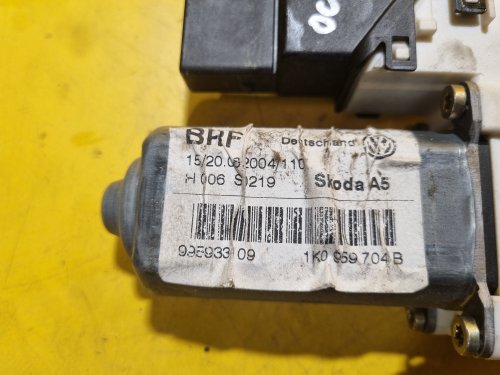 PRAVÝ ZADNÍ MOTOREK STAHOVAČKY OKNA 1K0959704B - ŠKODA OCTAVIA II / VW GOLF V, TOURAN I / SEAT ALTEA, TOLEDO III - 17754