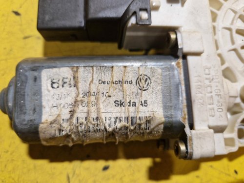 PRAVÝ ZADNÍ MOTOREK STAHOVAČKY OKNA 1K0959704B - ŠKODA OCTAVIA II / VW GOLF V, TOURAN I / SEAT ALTEA, TOLEDO III - 20535