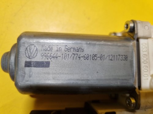 PRAVÝ ZADNÍ MOTOREK STAHOVAČKY OKNA 1K0959704E - ŠKODA OCTAVIA II / VW GOLF V, TOURAN I / SEAT ALTEA, TOLEDO III - 17656