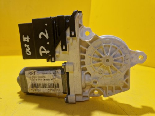 PRAVÝ ZADNÍ MOTOREK STAHOVAČKY OKNA 1K0959704E - ŠKODA OCTAVIA II / VW GOLF V, TOURAN I / SEAT ALTEA, TOLEDO III - 18771