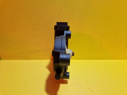 PRAVÝ ZADNÍ MOTOREK STAHOVAČKY OKNA 6Q0959812A ŠKODA FABIA I, FABIA II, ROOMSTER / VW POLO IV / SEAT IBIZA III, CORDOBA II - 15648