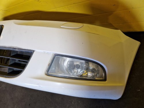 PŘEDNÍ NÁRAZNÍK ŠKODA OCTAVIA II, BÍLÝ LF9E, S MLHOVKAMI, S OSTŘIKOVAČI, FACELIFT - 19946