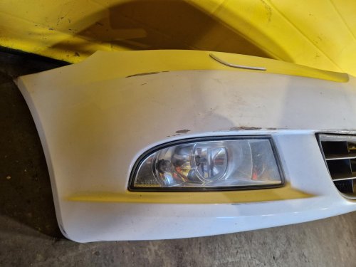 PŘEDNÍ NÁRAZNÍK ŠKODA OCTAVIA II, BÍLÝ LF9E, S MLHOVKAMI, S OSTŘIKOVAČI, FACELIFT - 19946