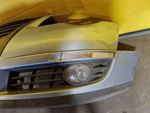 PŘEDNÍ NÁRAZNÍK VW PASSAT B6, MODROSTŘÍBRNÝ, S MLHOVKAMI - 20891