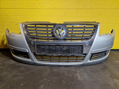 PŘEDNÍ NÁRAZNÍK VW PASSAT B6, STŘÍBRNÝ LA7W, SE SENZORY, S MLHOVKAMI, S OSŘIKOVAČI - 20473