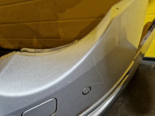 PŘEDNÍ NÁRAZNÍK VW PASSAT B6, STŘÍBRNÝ LA7W, SE SENZORY, S MLHOVKAMI, S OSŘIKOVAČI - 20473