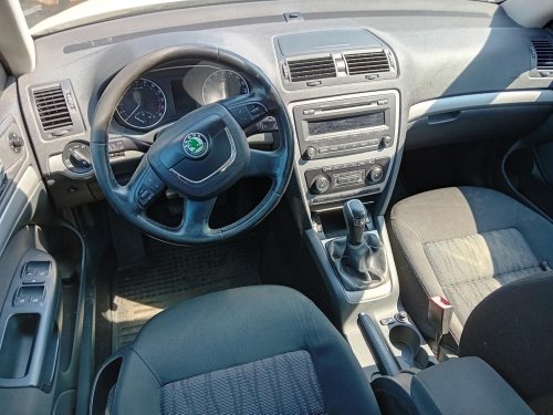 Škoda Octavia II facelift 1.6 TDi (CAYC ) 77kW r.2011 bílá na náhradní díly