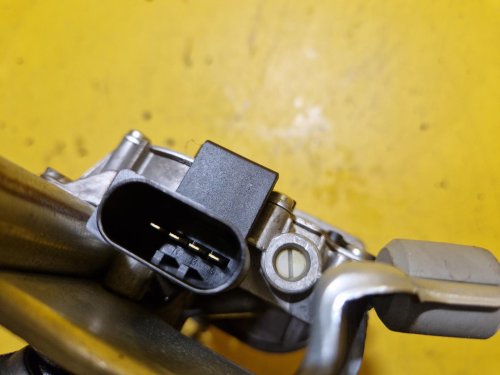 TÁHLA STĚRAČŮ S MOTORKEM - 404871- BMW 1 (E87) - 19660