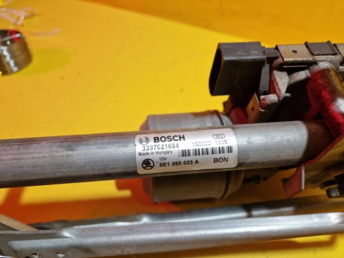 TÁHLA STĚRAČŮ S MOTORKEM 5E1955023A ŠKODA OCTAVIA III - 15647