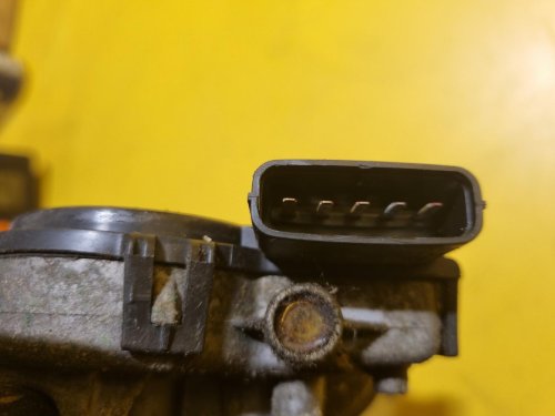 TÁHLA STĚRAČŮ S MOTORKEM KIA CEED I / HYUNDAI I30 I - 16929