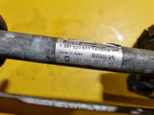 TÁHLA STĚRAČŮ S MOTORKEM 1Z1955119A - ŠKODA OCTAVIA II - 17860