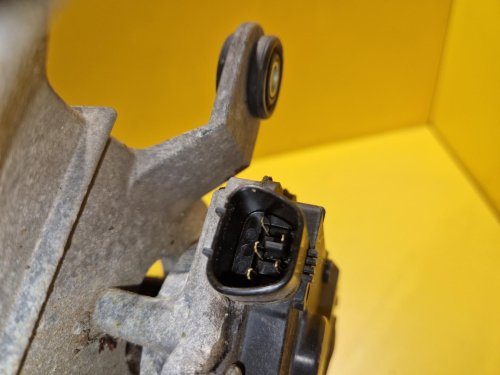 TÁHLA STĚRAČŮ S MOTORKEM 3811065J00 SUZUKI GRAND VITARA II - 18151