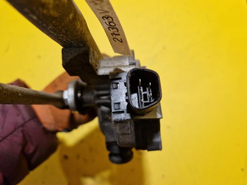 TÁHLA STĚRAČŮ S MOTORKEM 851100F020 TOYOTA COROLLA VERSO II - 21363