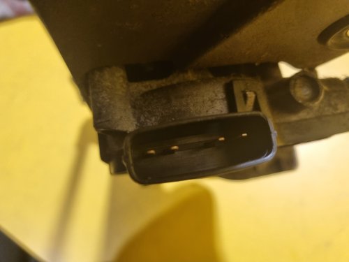 TÁHLA STĚRAČŮ S MOTORKEM 981204D000 KIA CARNIVAL III - 17895