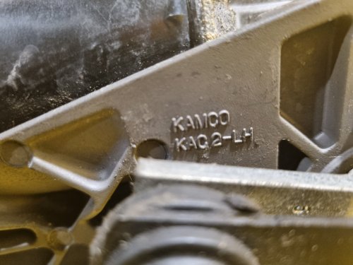 TÁHLA STĚRAČŮ S MOTORKEM 981204D000 KIA CARNIVAL III - 17895