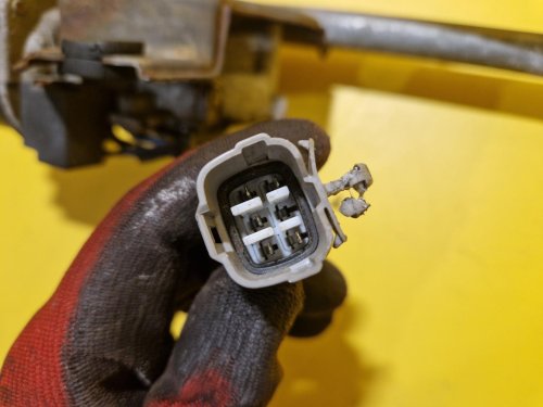 TÁHLA STĚRAČŮ S MOTORKEM SUZUKI SWIFT III - 18145