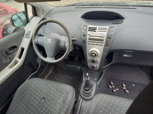 Toyota Yaris 1.3 ( 2SZ ) 64kW r.2008 modrá 83 na náhradní díly 