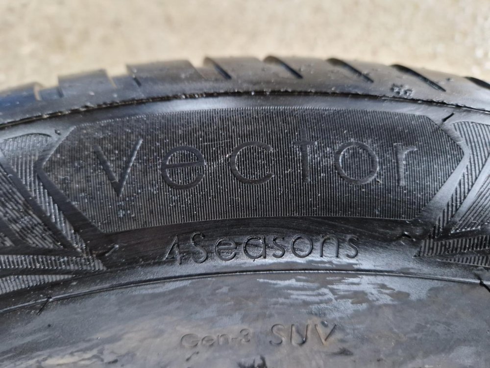 2 KS CELOROČNÍ PNEUMATIKA GOODYEAR VECTOR 4SEASONS - 215/65 R16 102V - 20298