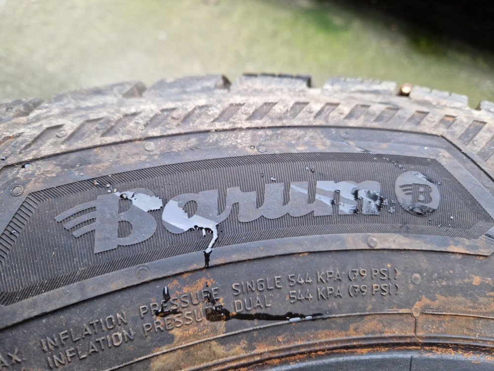 2 KS ZIMNÍ PNEUMATIKA BARUM SNOVANIS 3 - 215/65 R16 C 109/107R - 20464
